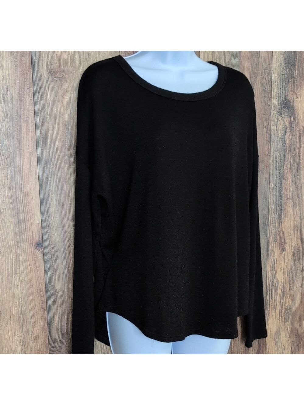 Time and Tru Women's Black Crew Neck Sweater M                   D439